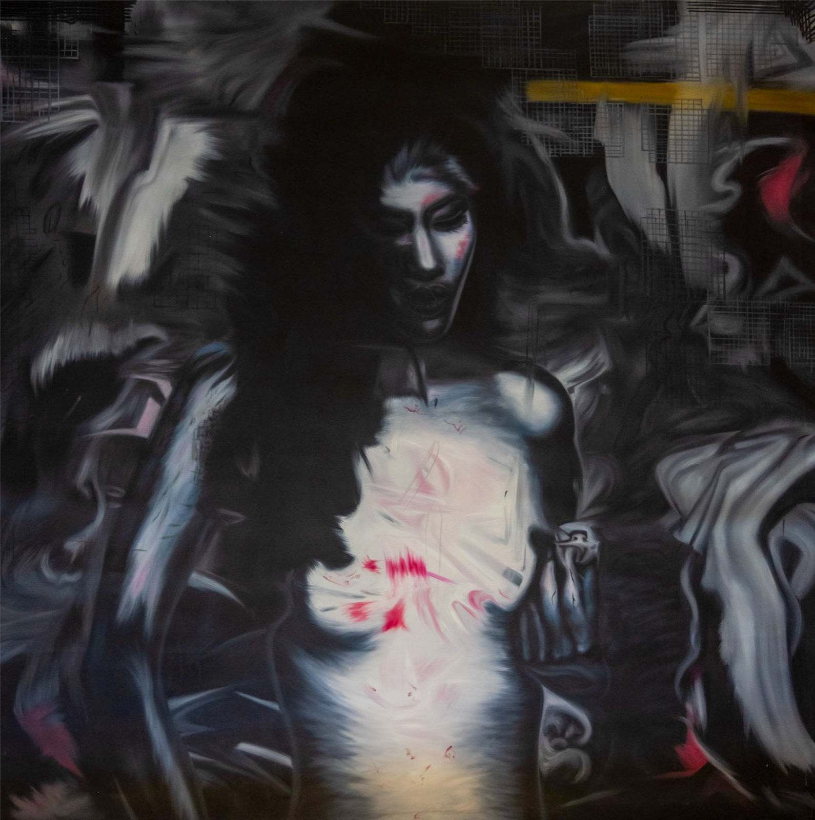 Nu féminin à la peau lumineuse sur fond noir de graffitis et de structures industrielles, marques rouges sur le buste, peinture figurative contemporaine grand format