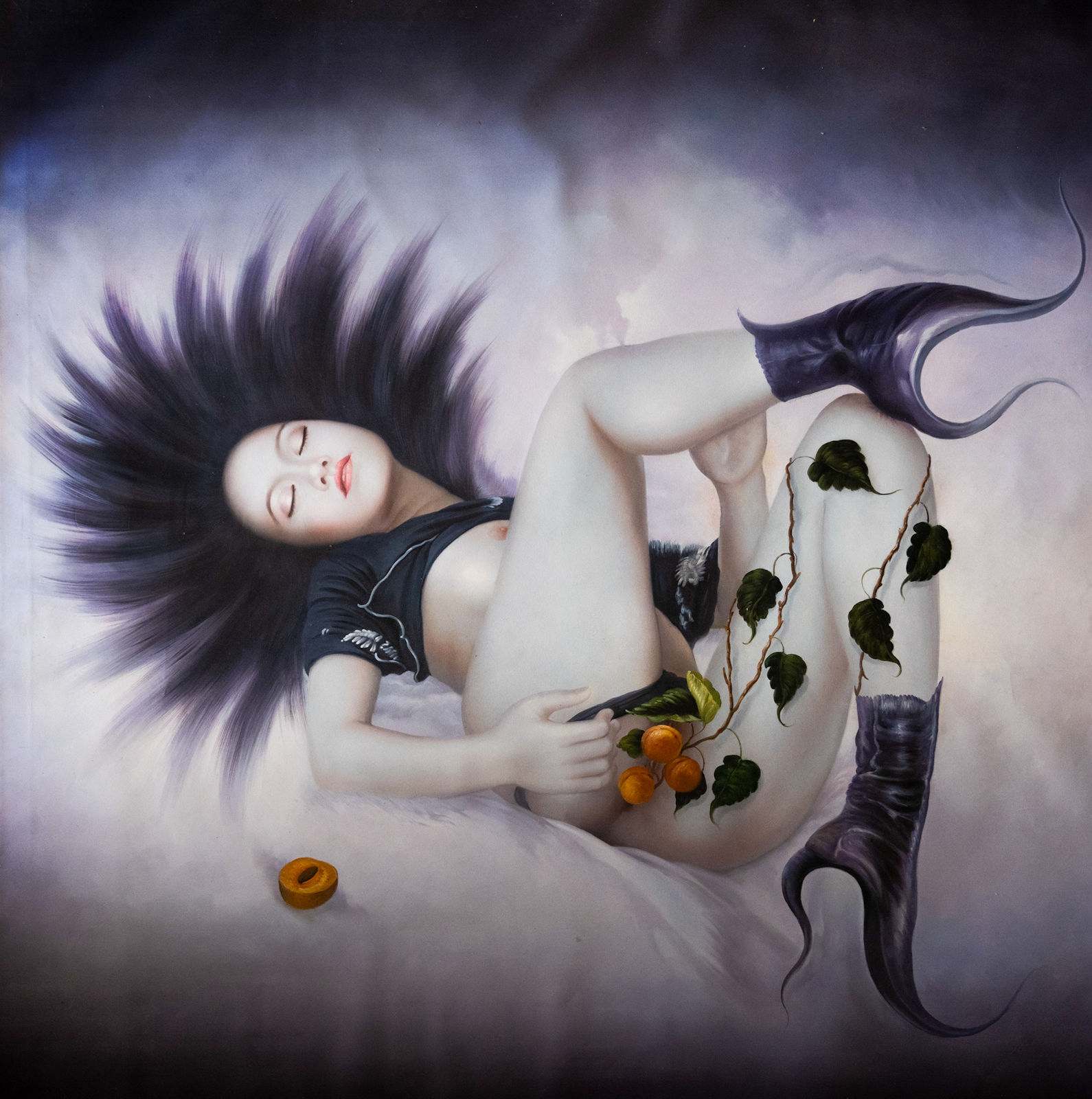 Nu allongé aux cheveux noirs, bottes démoniaques et liane de fruits orangés sur un fond en dégradé violet, grand format