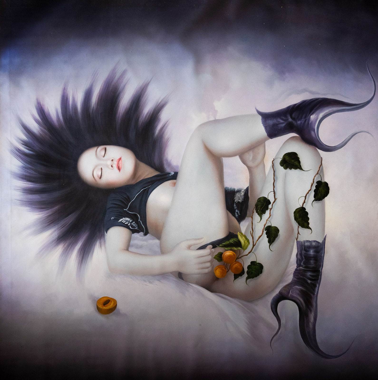 Nu allongé aux cheveux noirs, bottes démoniaques et liane de fruits orangés sur un fond en dégradé violet, grand format