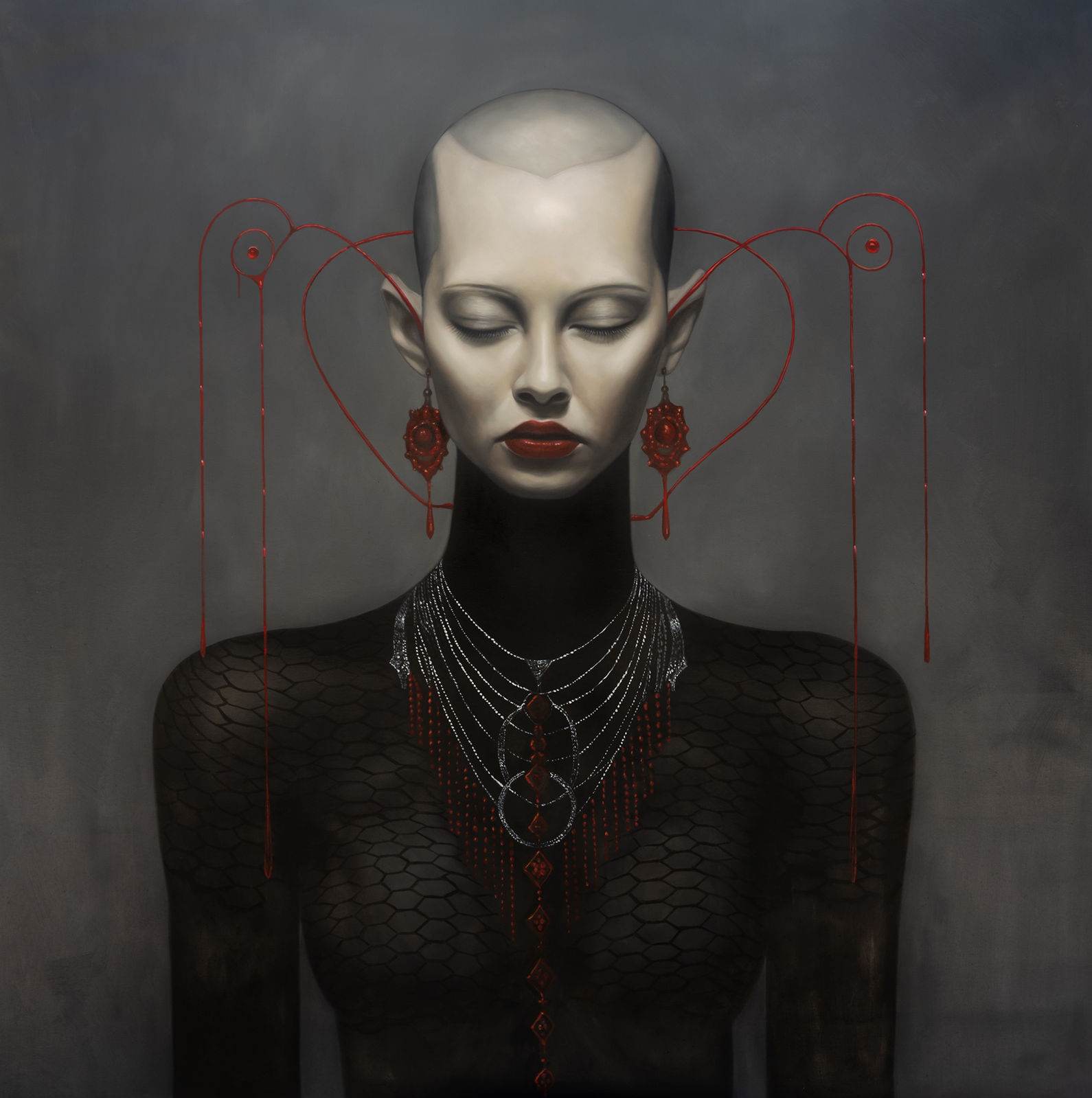 Portrait féminin de face, crâne rasé parcouru de fils rouges en cœurs symétriques, yeux clos, costume noir hexagonal, collier d’argent et de rouge, fond gris