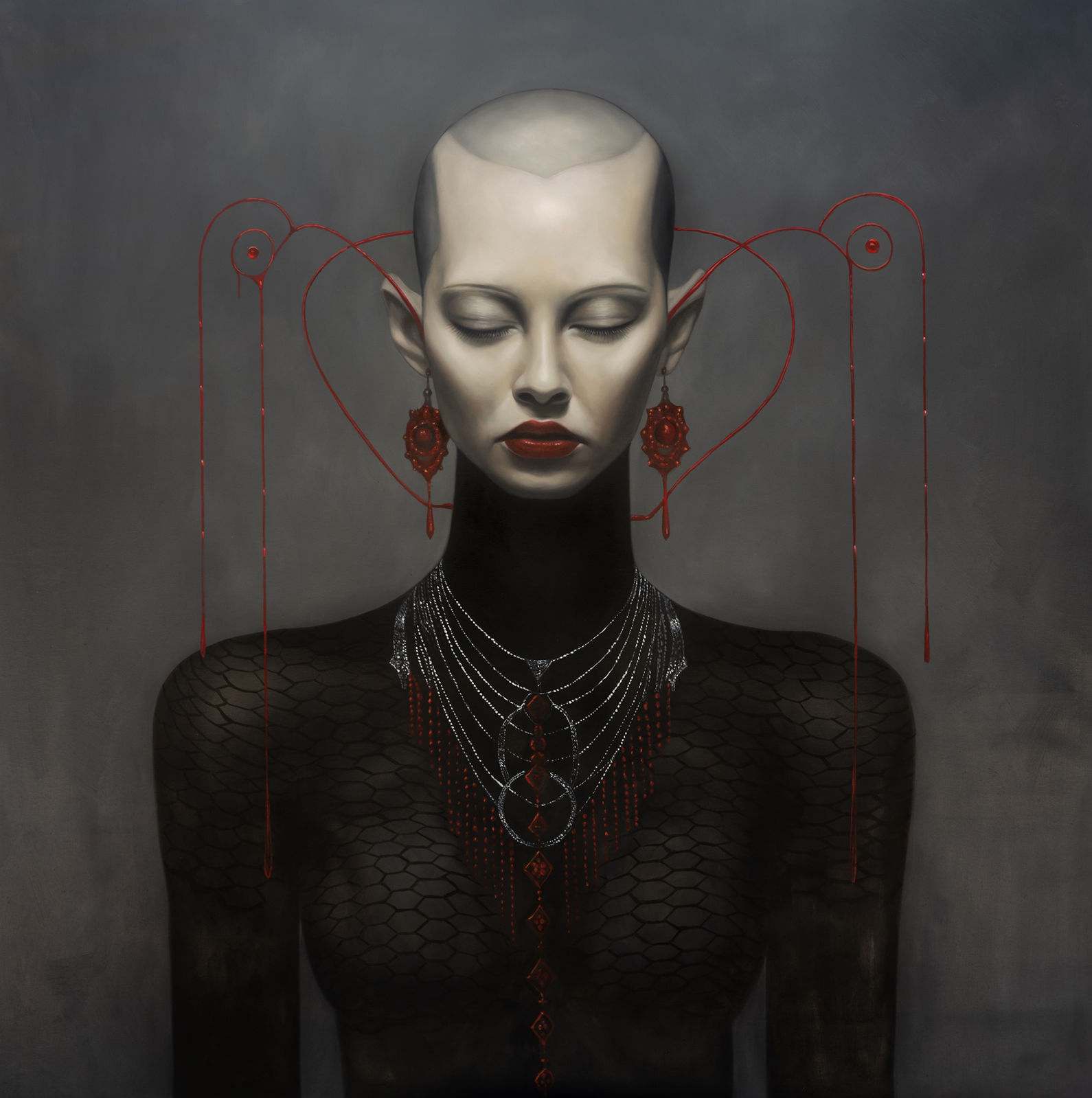Portrait féminin de face, crâne rasé parcouru de fils rouges en cœurs symétriques, yeux clos, costume noir hexagonal, collier d’argent et de rouge, fond gris