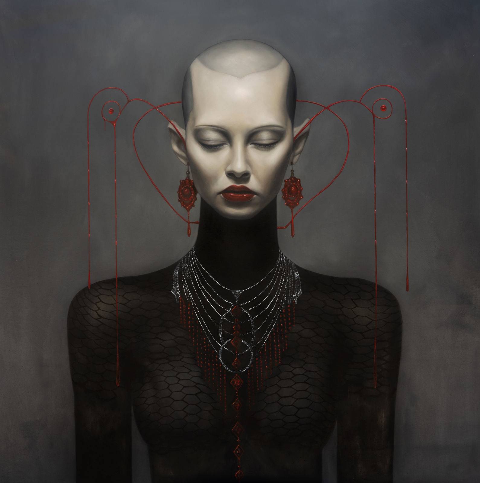 Portrait féminin de face, crâne rasé parcouru de fils rouges en cœurs symétriques, yeux clos, costume noir hexagonal, collier d’argent et de rouge, fond gris