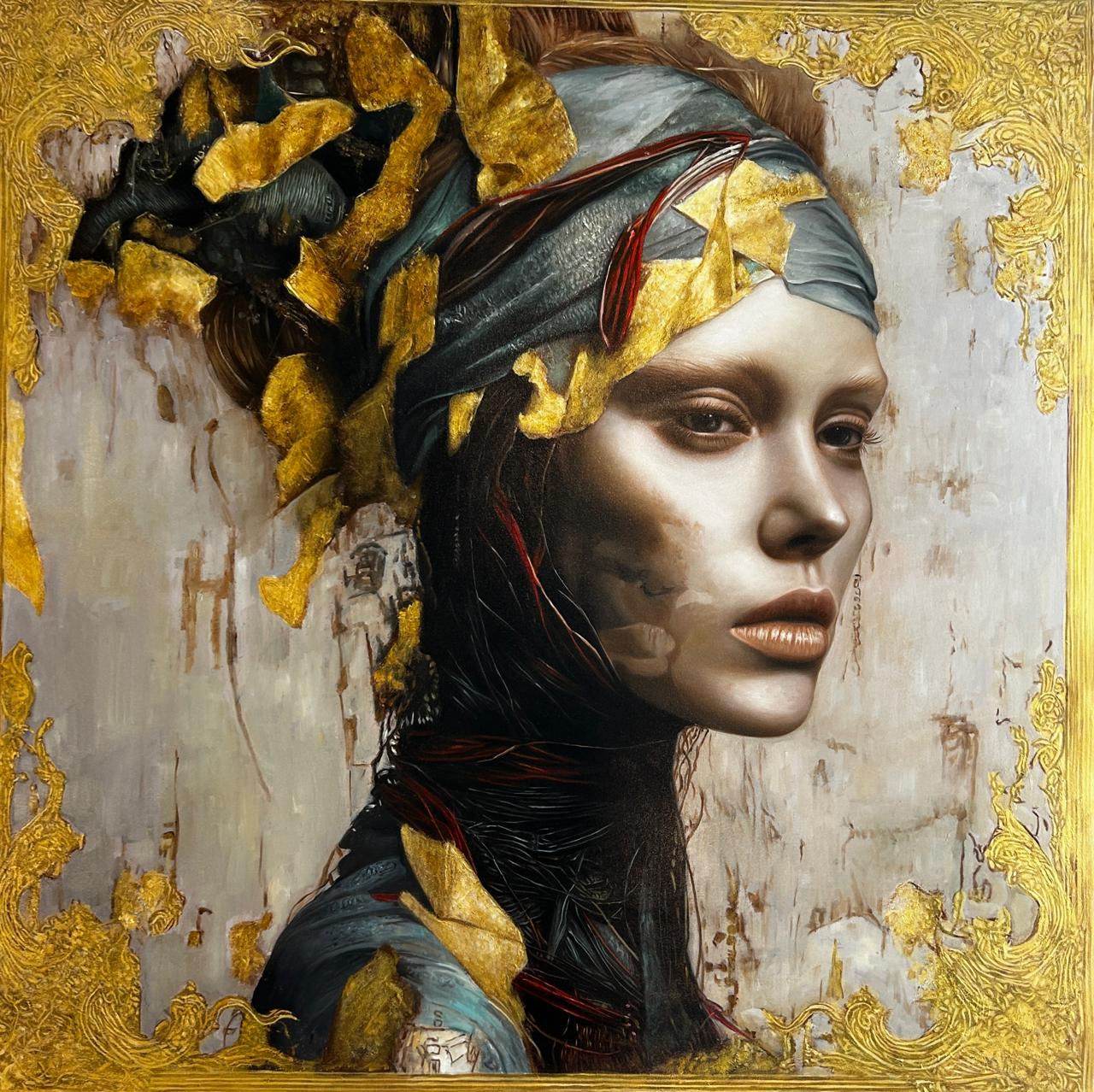 Portrait féminin de trois quarts, regard direct, bandeau sombre aux fragments d’or, robe sombre aux fils rouges, cadre baroque doré, 120 × 120 cm
