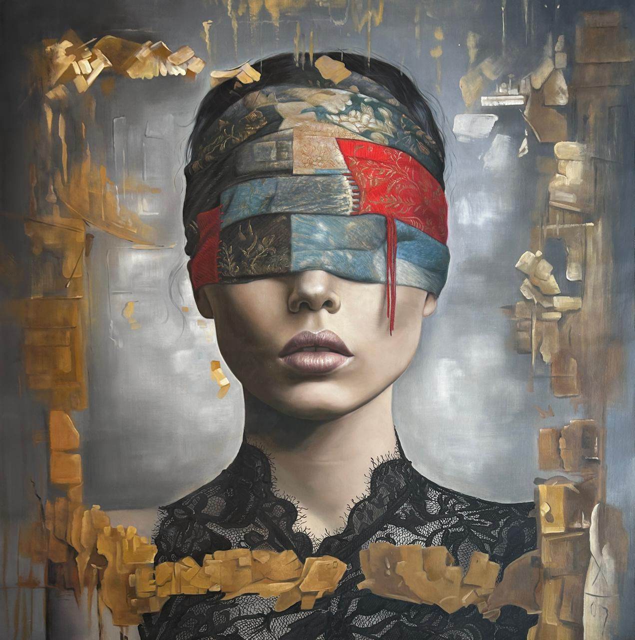 Portrait féminin de face, bandeau patchwork multicolore sur les yeux, fond gris, robe noire en dentelle à col haut, 150 × 150 cm
